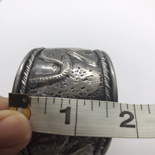 Silver tone etched elephants facing each other cuff bracelet - Picture 11 of 12