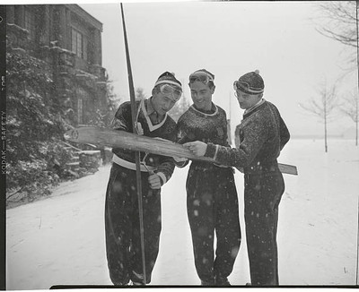 Art Devlin And Colleagues Inspecting Skis Bear Mountain 1951 OLD PHOTO