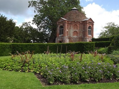 Foto A2 Gartenhaus Garten, The Vyne Cufaude Formal Garden neben dem d c2012