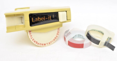Vtg DYMO Label-it 1700 Gold Label Maker + 2 3/8'' Tape Labels (Red & Blk) USA NOS