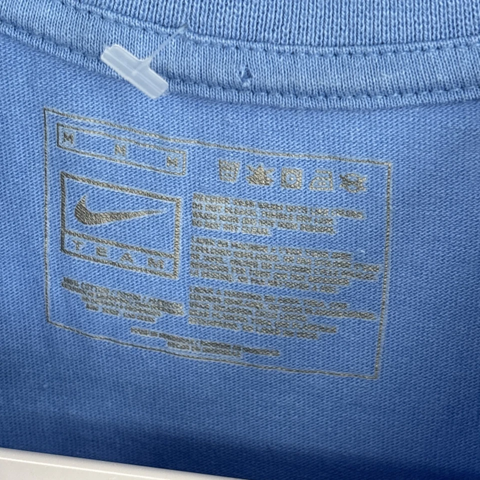 Nike Carolina del Norte Baloncesto Hombres Camisa Mediana Tarheel Campeones Nacionales Foto 3 de 4