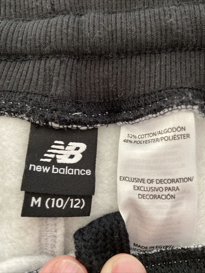 Chicos New Balance Joggers Gris Con Borde Negro Talla Mediana 10-12 Foto 4 de 4