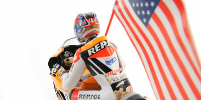 Minichamps 1:12 HONDA RC211V NICKY HAYDEN WITH FIGURINE/FLAG