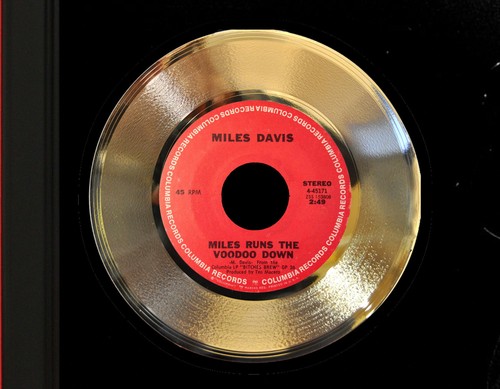 MILES DAVIS POSTER ART WOOD FRAMED 45 RECORD DISPLAY "C3" - Picture 2 of 3