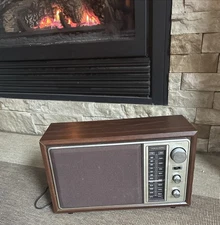 Vintage Realistic MTA-12 693 Tabletop AM/FM Radio Wood Veneer