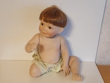 Porzellan-Figur Sitzender Junge aus Porzellan