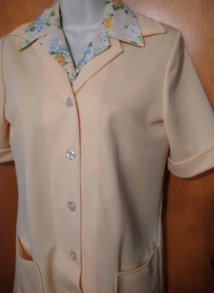 Traje pantalón vintage de poliéster amarillo mantequilla con camisa floral talla 10 LEER POR FAVOR Foto 2 de 4