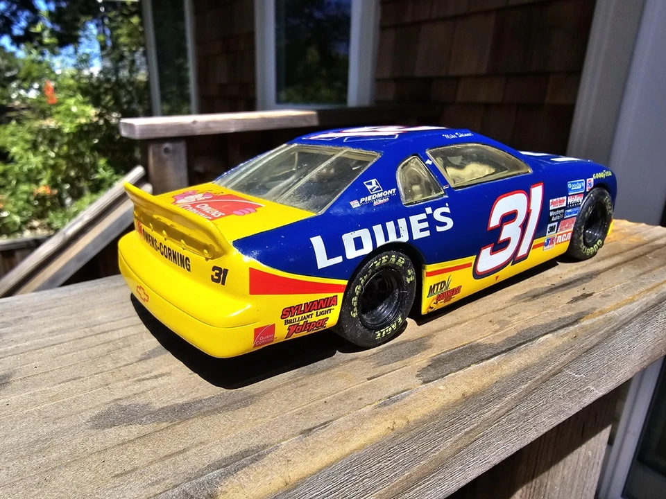 Chevrolet Monte Carlo 1997 Mike Skinner #31 Lowe’s WIX Filters escala 1:24 NASCAR Foto 3 de 4