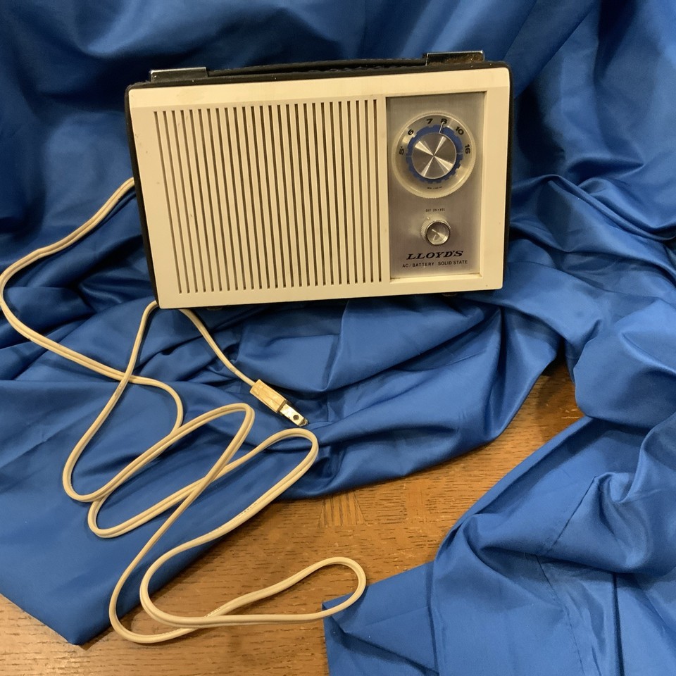 RARE Mid-Century Lloyd's 8S71B White Portable Transistor Radio Solid State Works
