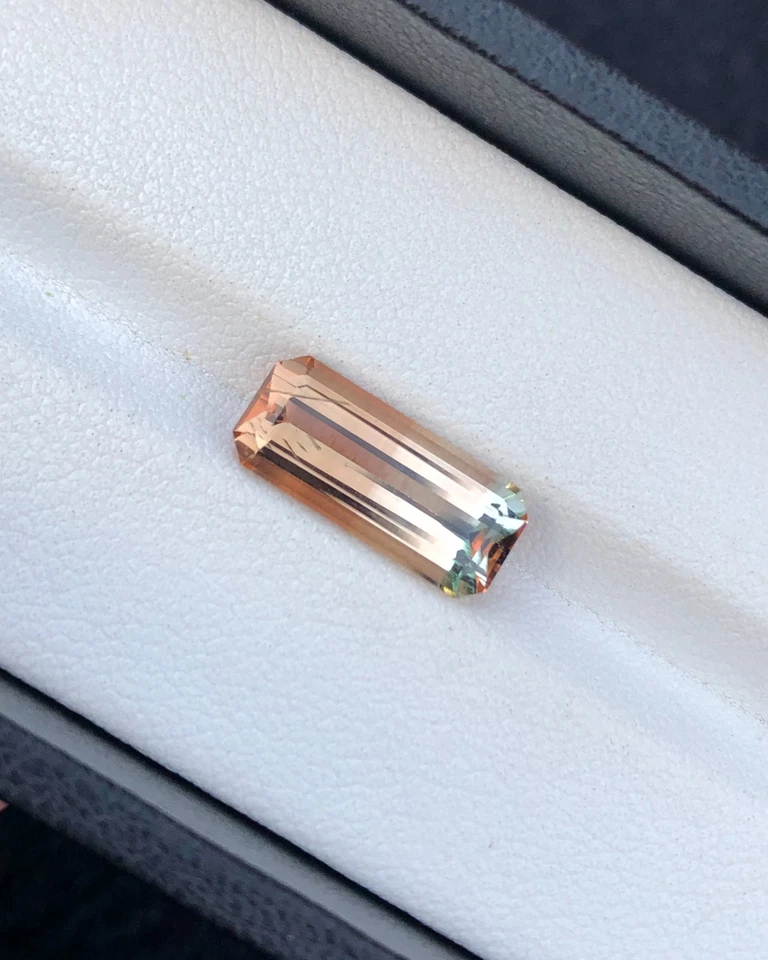 Turmalina natural bicolor: corte esmeralda de 3,9 quilates Foto 4 de 4