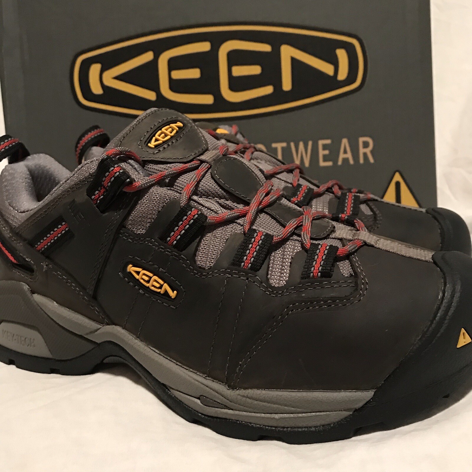 Scarpe NUOVE KEEN Utility Uomo Taglia 8 LARGHE Detroit XT INT MET Punta Acciaio 1021315