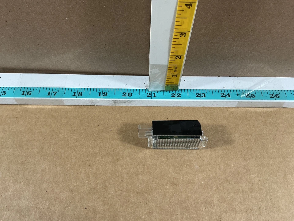 Luz de cortesía interior trasera izquierda Audi A7 Quattro 2012-2018 4E0947415 OEM Foto 2 de 4