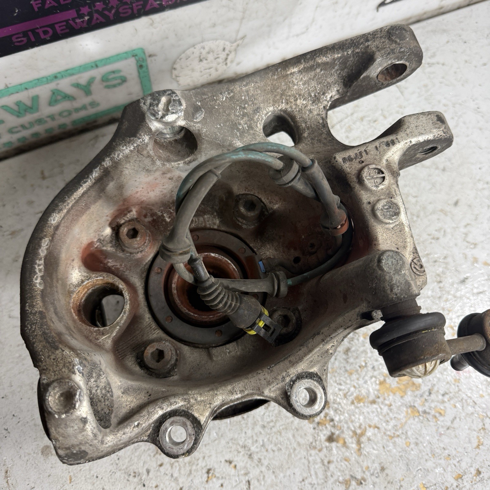 04-08 Maserati Quattroporte Right Rear Knuckle Hub Spindle Upright M139