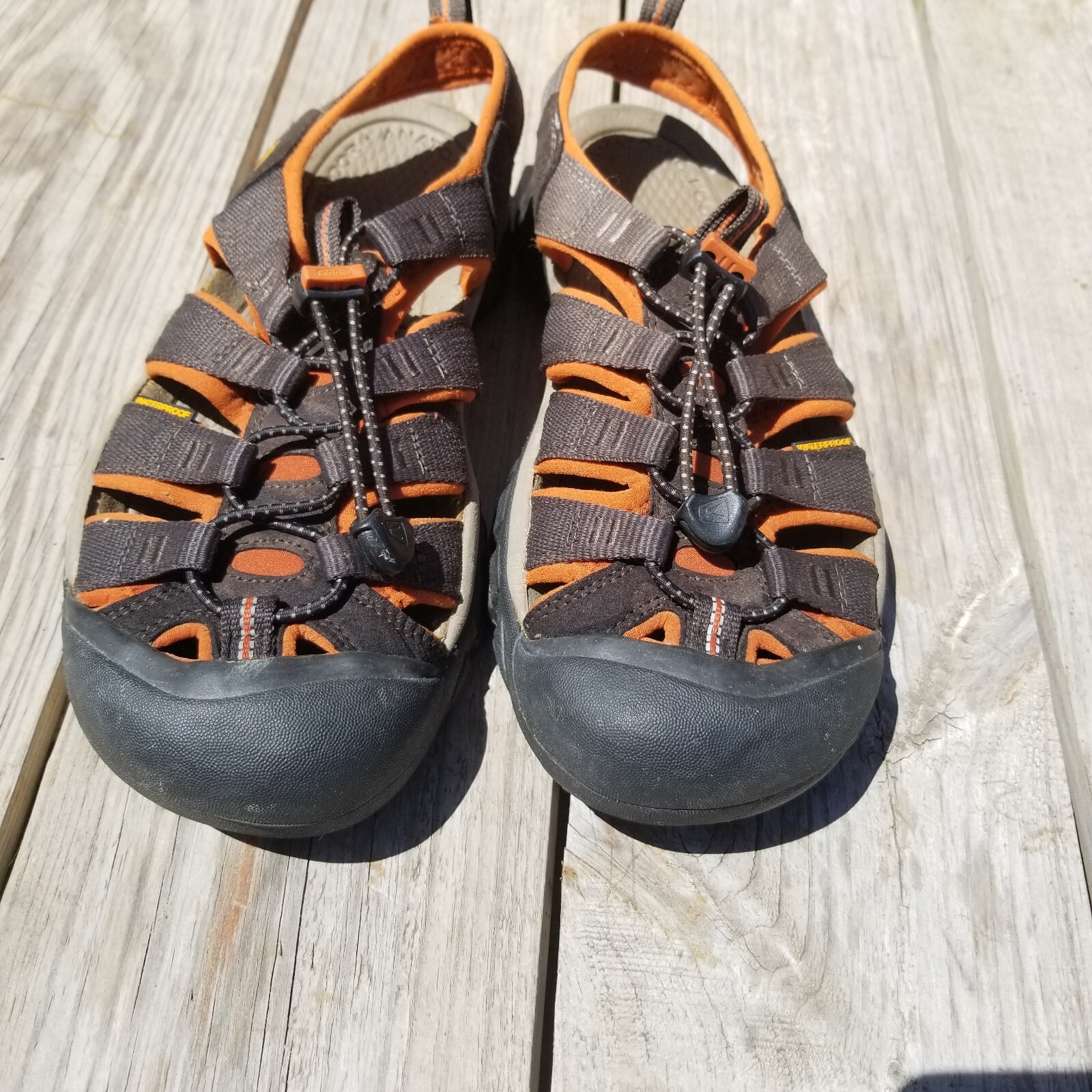 Sandalo da donna Keen taglia 7 5 US impermeabile PRH 0113 escursionismo punta chiusa marrone marrone chiaro