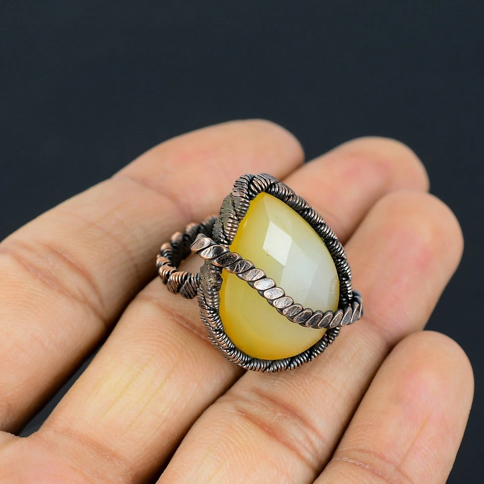 Maravilloso anillo de joyería envuelto en alambre de cobre con piedras preciosas hechas a mano de calcedonia amarilla Foto 2 de 4
