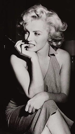 Marilyn Monroe sitting for a black and white photo Art Poster 24 x
