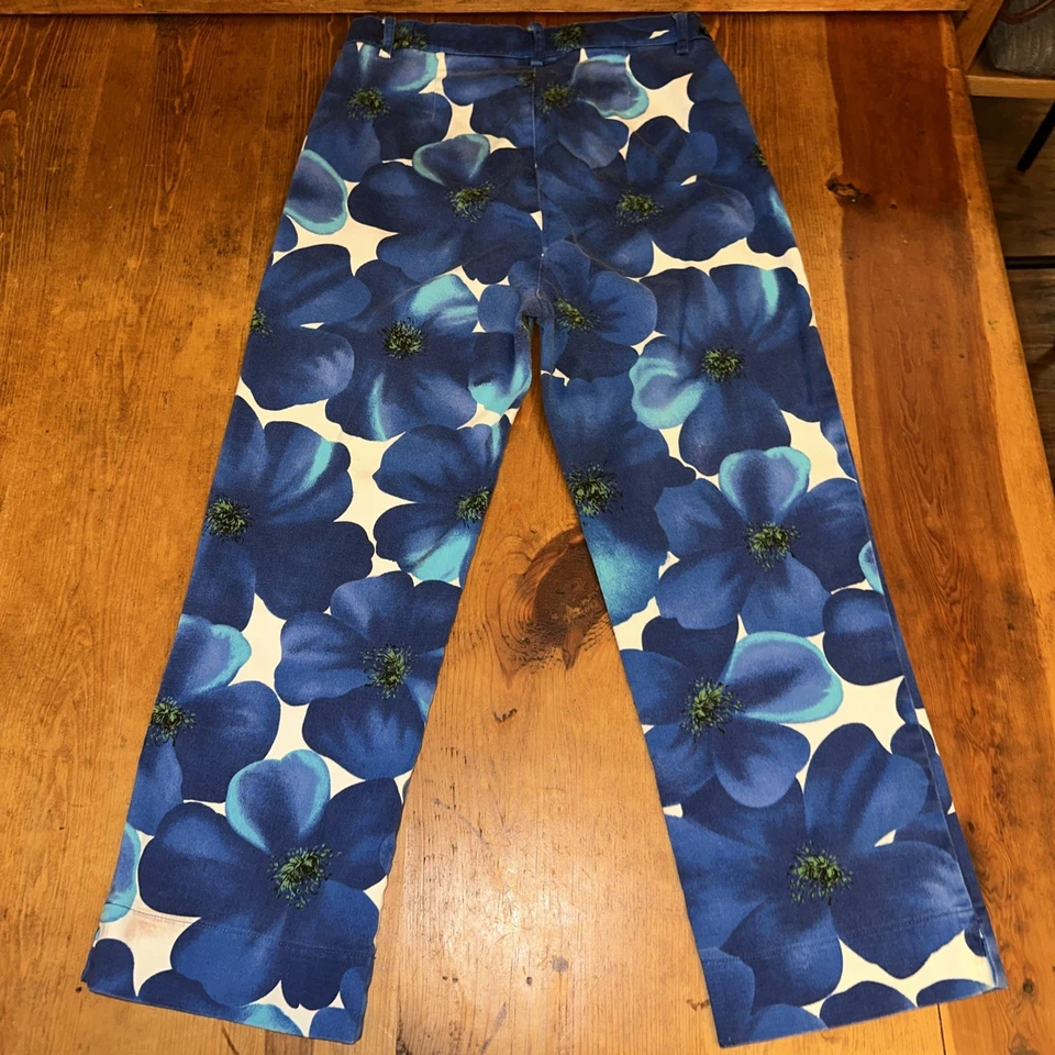 Pantalones capri de mezclilla elásticos con estampado floral azul Guess Jeans de colección de EE. UU. Foto 3 de 4