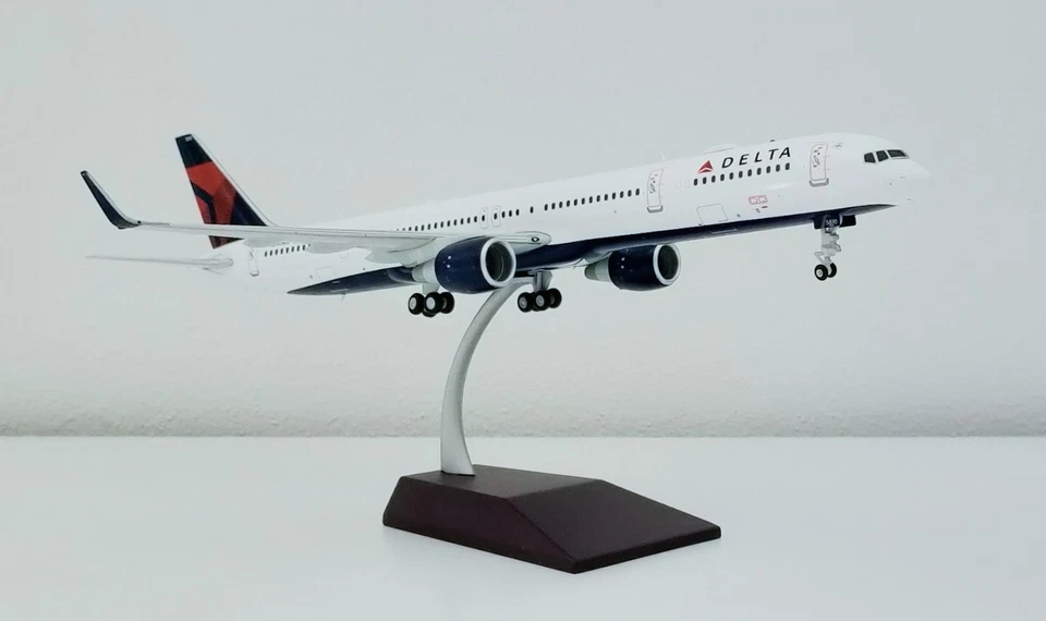 GEMINI 1:200 B757-300 DELTA AIR LINES N590NW, NR. G2DAL1111, WITH STAND - Immagine 4 di 4