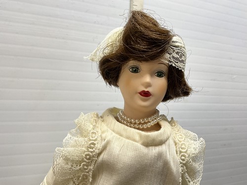 Vintage 1985 13" DAISY BUCHANAN Porcelain Doll by Bertha Rogers W Stand FLAPPER - Picture 3 of 10