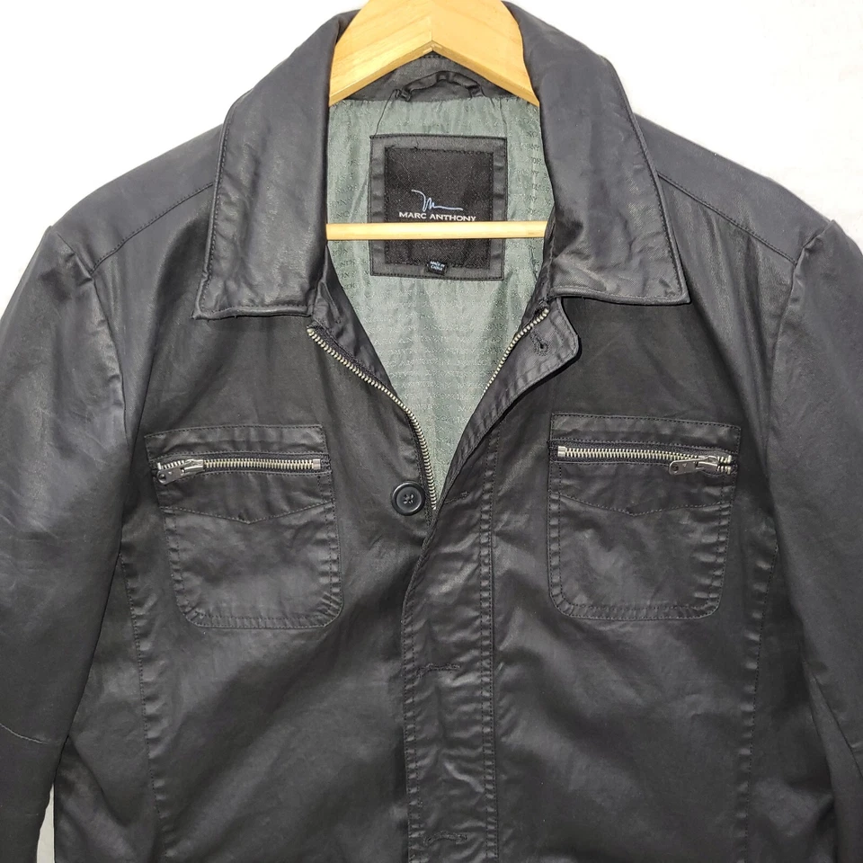 Chaqueta de cuero sintético vegana con botones con cremallera negra Marc Anthony para hombre talla grande Foto 2 de 4