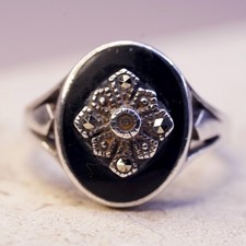 Size 8, vintage Sterling 925 silver ring band with black onyx and marcasite
