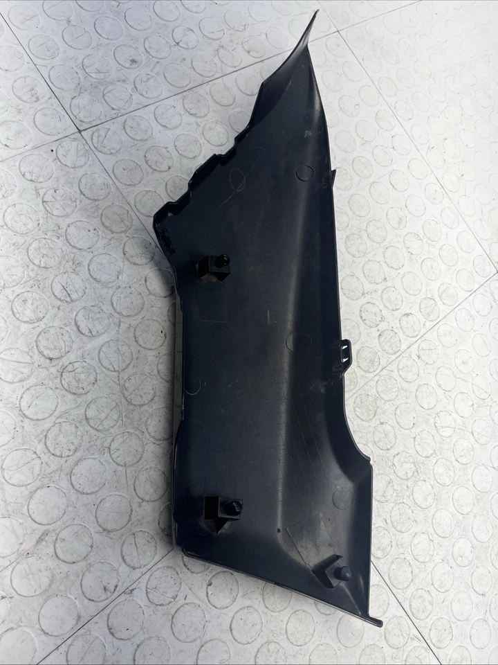 Panel de cubierta de carenado de tanque de gasolina derecho Suzuki GW250 2013-2017 FABRICANTE DE EQUIPOS ORIGINALES Foto 4 de 4