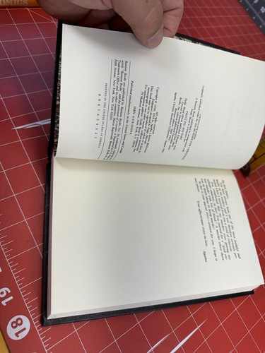 A HOLIDAY FOR MURDER Agatha Christie Mystery Collection Leatherette Vtg DAMAGED - Imagen 5 de 6