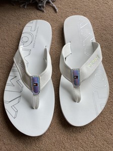 tommy hilfiger flip flops white