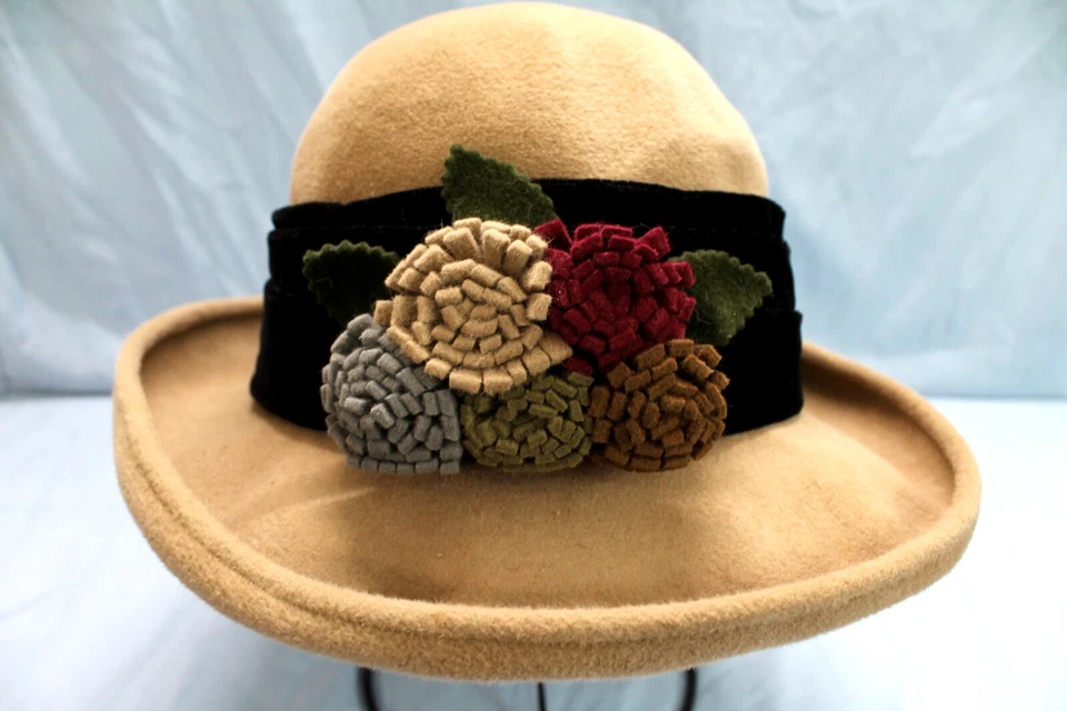 SOMBRERO DE FIELTRO DE LANA KATHY LUKER Hecho a Mano Bronceado Banda Ancha con FLORES Ala Enrollada Foto 2 de 4