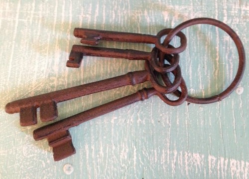 Skeleton Key 4 Ring Cast Iron Rustic Vintage New 6 1/2 inches - Picture 3 of 3