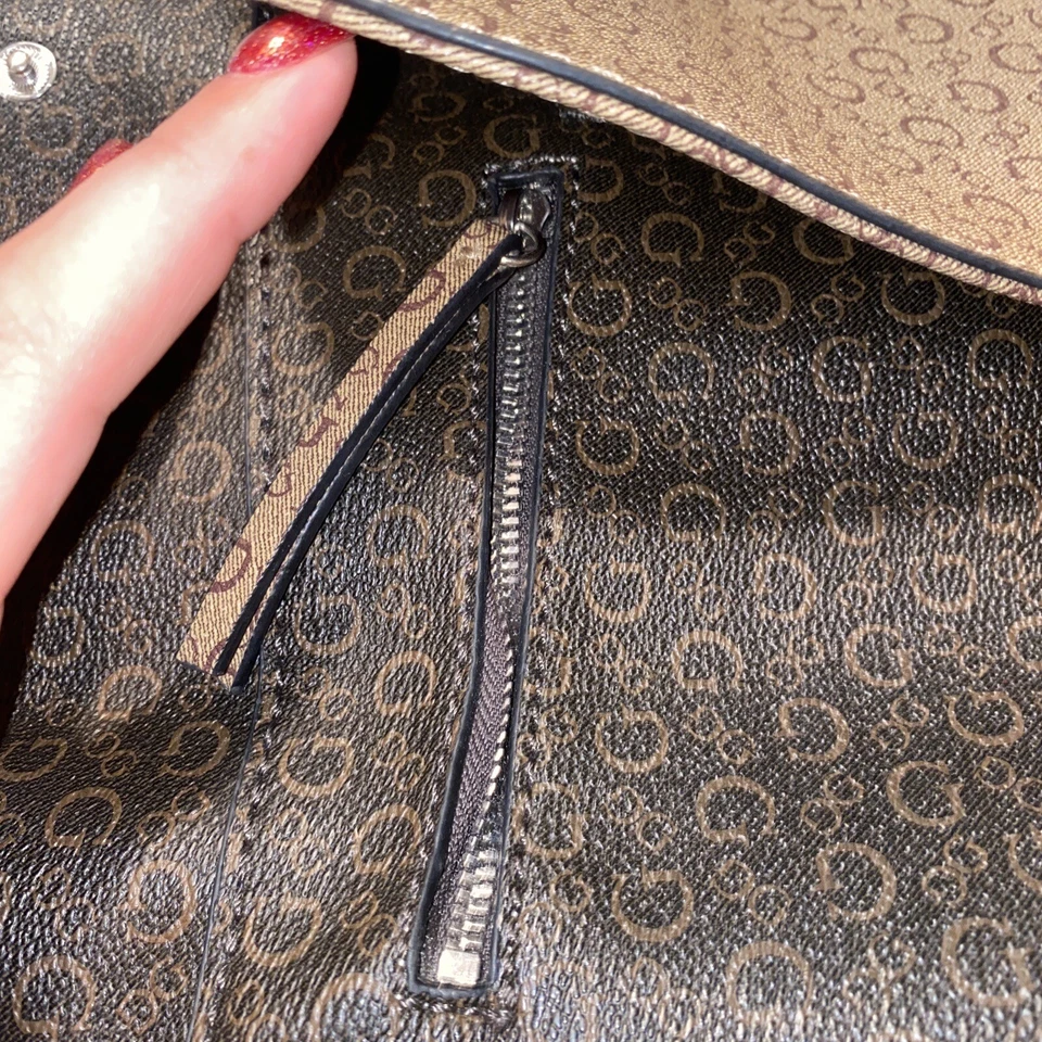 Cartera Guess 1981 marrón claro marrón oscuro doble cremallera diseño frontal  Foto 3 de 4