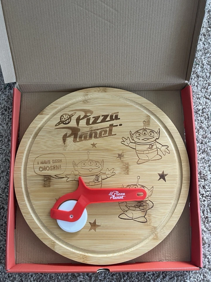 "Tablero de madera y cortador de juguetes Toy Story Pizza Planet 12""" Foto 3 de 3