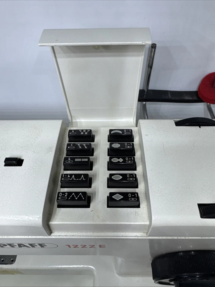 Pfaff 1222E 缝纫机带踏板 + 仅配件零件 — 第 4/4 张图片