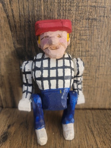 Figura de madera tallada a mano hombre sombrero rojo camisa a cuadros pantalón azul posable 4,75 in - Imagen 2 de 5