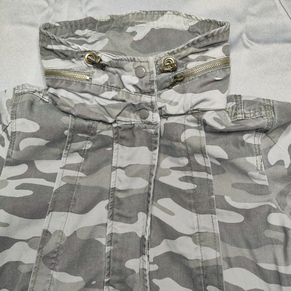 Chaqueta utilitaria militar JOLT pequeña camuflada gris algodón cremallera completa con capucha para mujer Foto 2 de 4