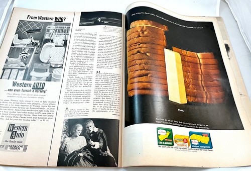 Life Magazine, April 24, 1964, Theatre, Richard Burton as Hamlet - Picture 5 of 7