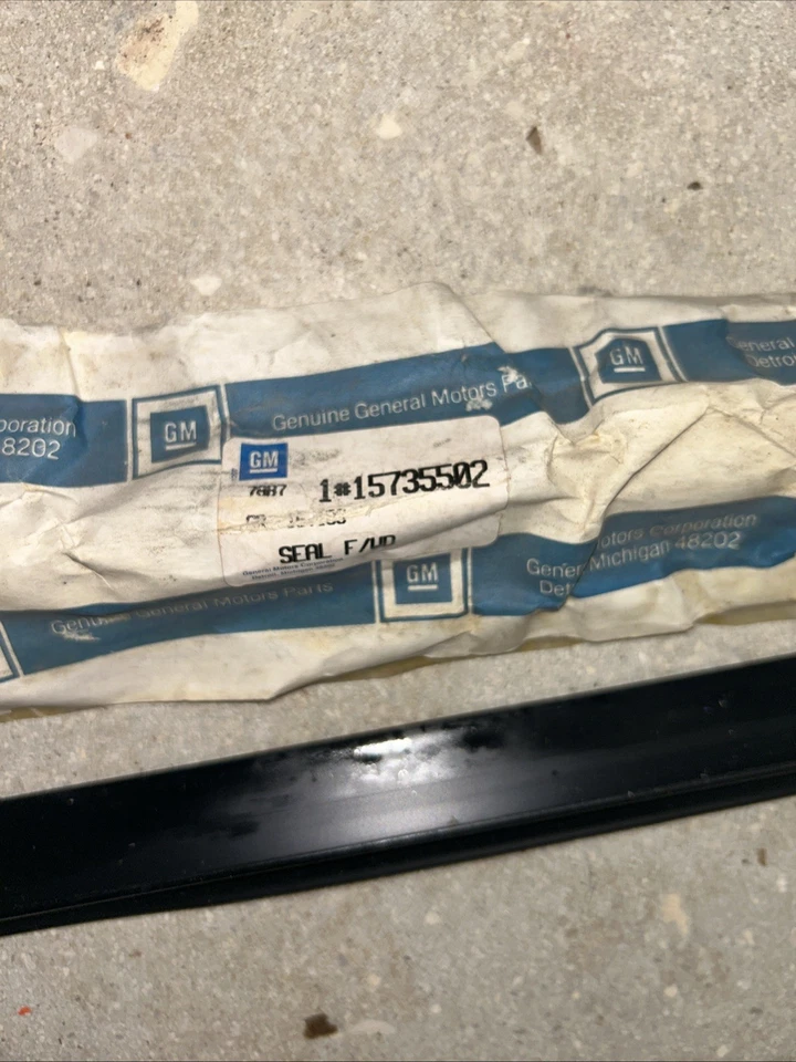 Nuevo de Lote Antiguo GM 15735502 Se Adapta a Tira Interior Ventana Puerta Lateral Delantera 1988-1995 Foto 2 de 4