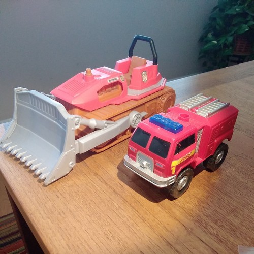 Matchbox 12" bulldozer en plastique et 6" camion de pompiers lumière/son - Photo 1 sur 6