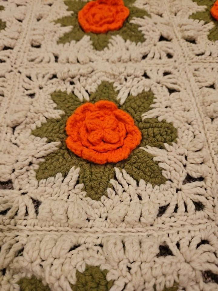 Manta de ganchillo hecha a mano vintage ENORME edredón 102"x91" beige naranja floral Foto 2 de 4