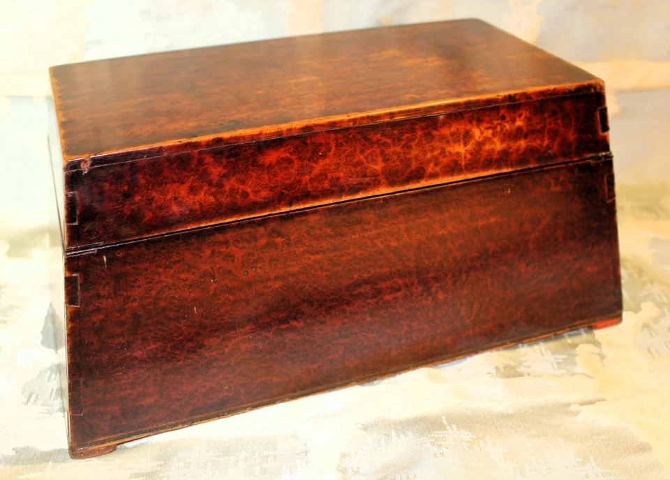 Carrito de té en forma de sarcófago Burl Amboyna del sur de Asia temprano o birmano c. 1840 Foto 3 de 4