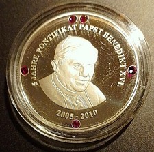 Medaille Papst Benedikt XVI. versilbert mit roten Kristallen PP Ø 40 mm