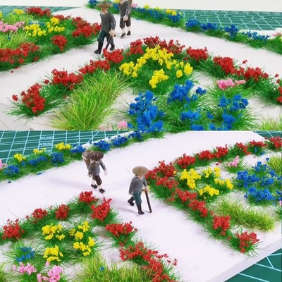Miniaturszene Grashaufen unregelmäßige Blumenhaufen mit Wildblumen