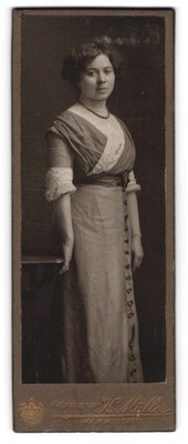 Fotografie Karl Müller, Memmingen, Junge Dame in modischer Kleidung 