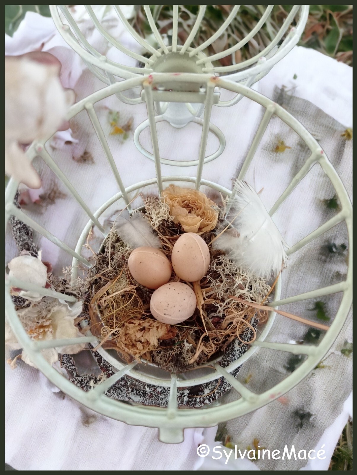 Décoration de Pâques dans cage à oiseaux en métal blanc de 30cm