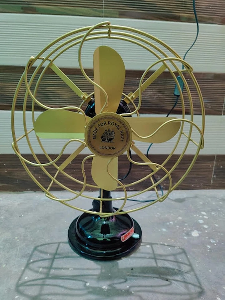 Antiguo ventilador de mesa oscilante con hoja y jaula de latón Royal Navy London Foto 4 de 4