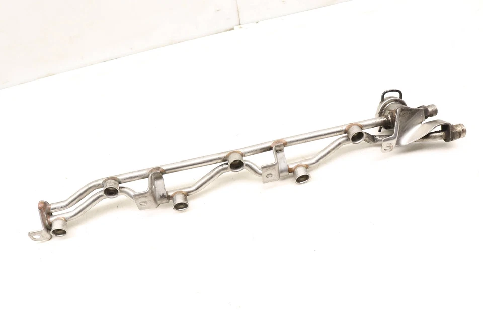 1999-2003 VW EUROVAN 2.8L - FUEL RAIL W/ Pressure Regulator 022133317E - Image 2 of 4