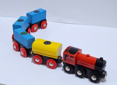 Brio Holz Lok,Zug mit 4 Waggons m. magnetischer Fracht/4 Holzblöcke,Top-Zustand