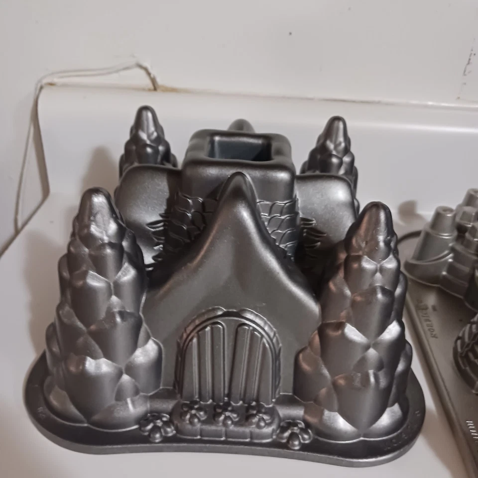 Lote de sartenes para pasteles Nordic Ware castillo de hadas Hansel y Gretel cuento de hadas Foto 3 de 4