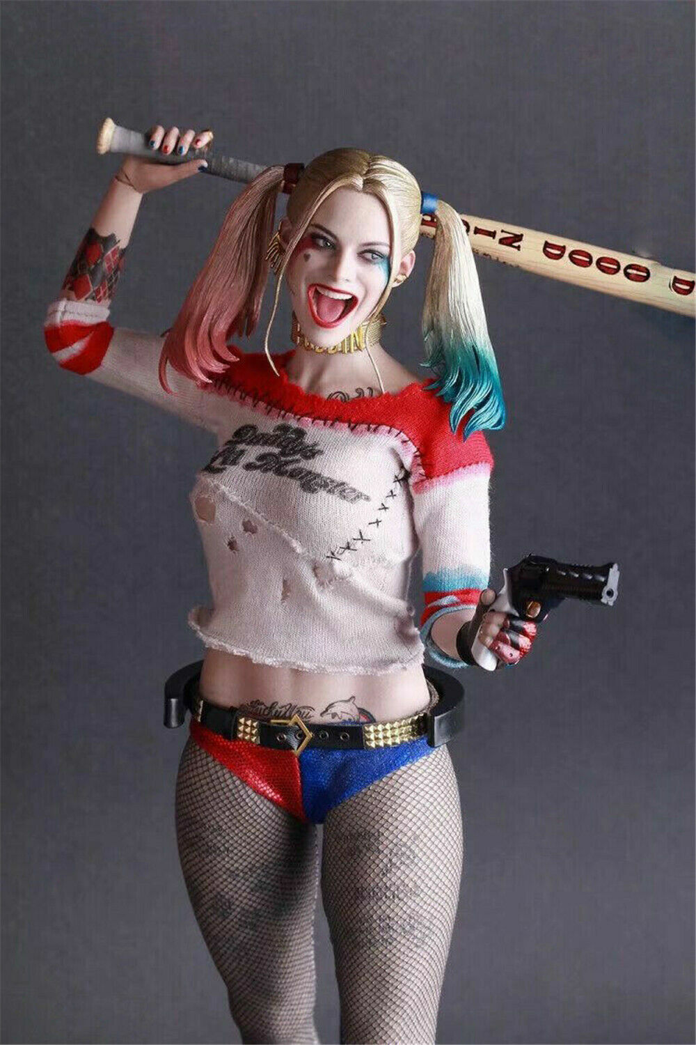 Boneca ARLEQUINA Doll Harley Quinn Esquadrão Suicida - HOT TOYS