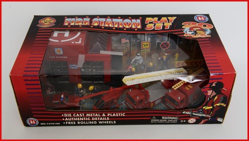 SMALL WORLD TOYS 20 PZ CASERMA DEI POMPIERI PLAY SET METALLO PRESSOFUSO PLASTICA da collezione - Foto 1 di 5